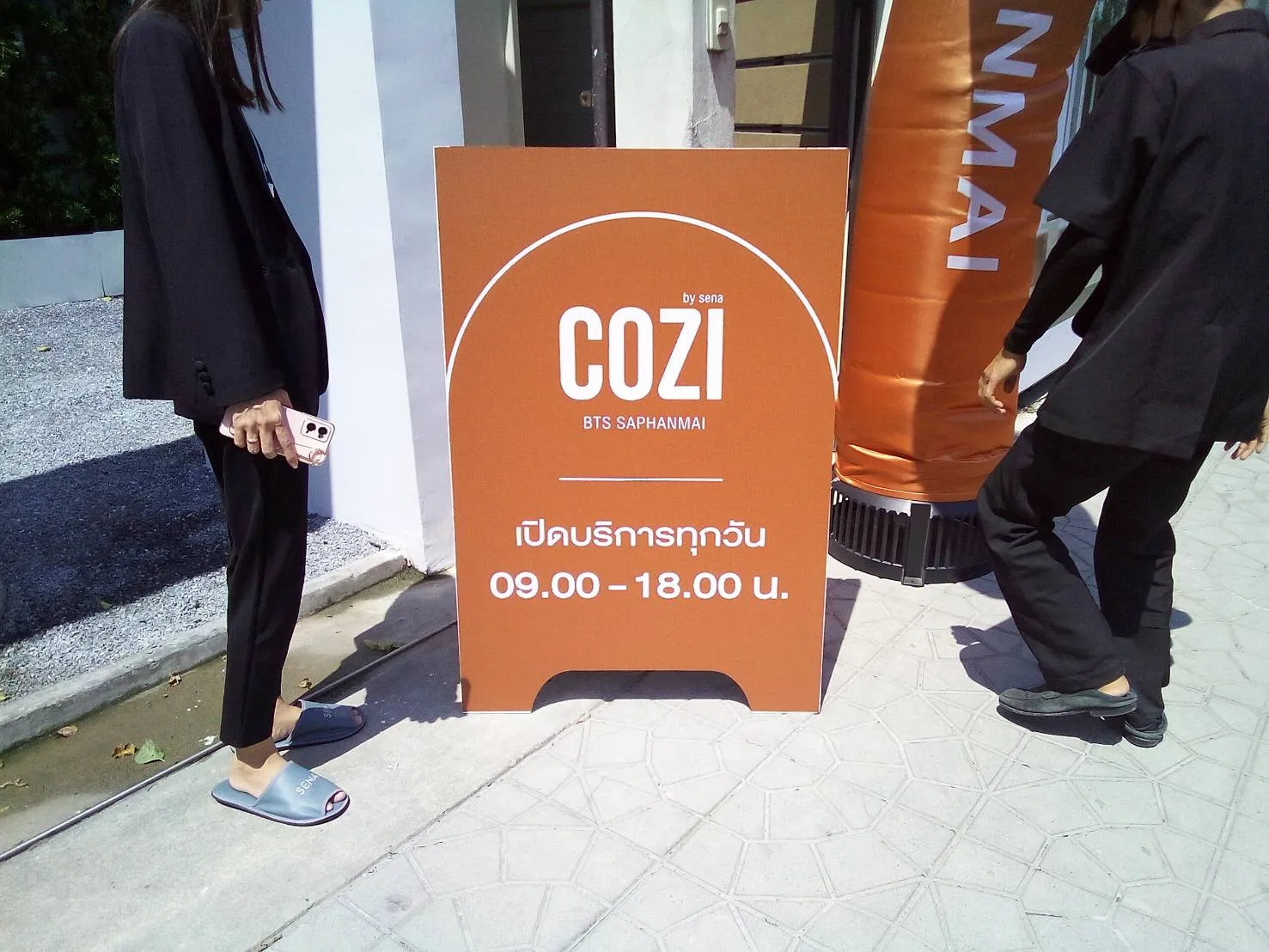 ป้ายตั้งพื้น COZI ตัดขึ้นรูปและผลิตด้วยเครื่อง CNC