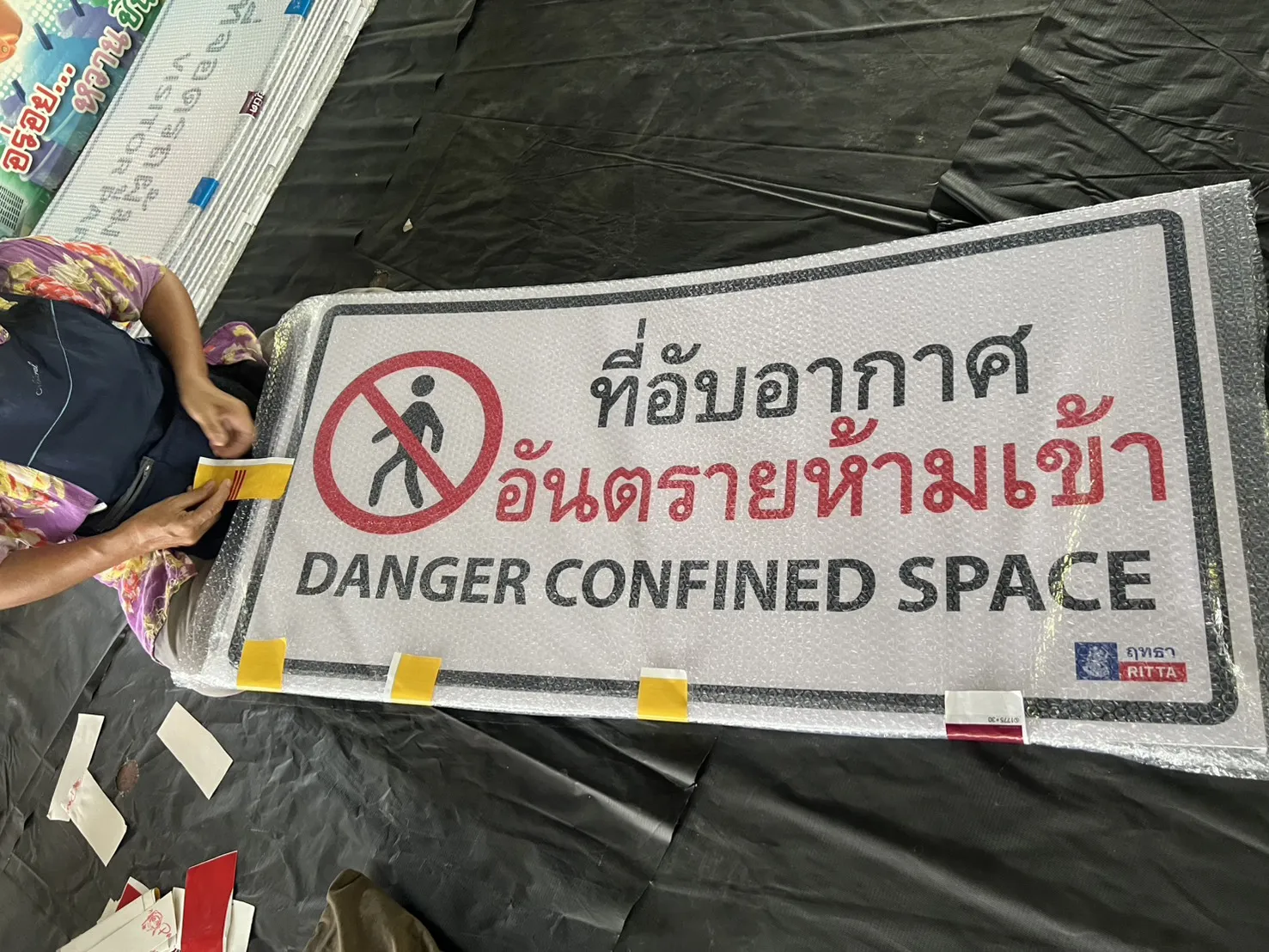 แผ่นป้ายอะคริลิกเตรียมเก็บรายละเอียดและบรรจุ
